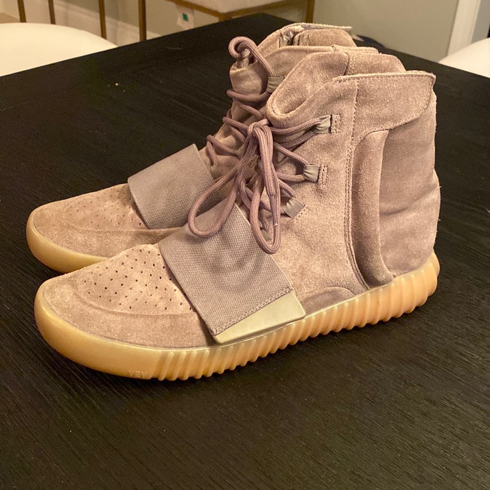 Yeezy 750 ‘Glow in the Dark’ sample
